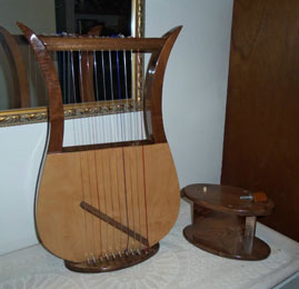 Davidic harp with detachable support stand